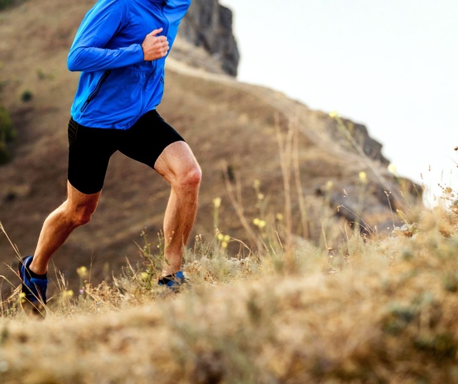 Keeping running. Бегущий человек фото. Бег в горах Любительское фото. Люди бегают фото для Инстаграм. Люди бегают фото 2:1 Формат.